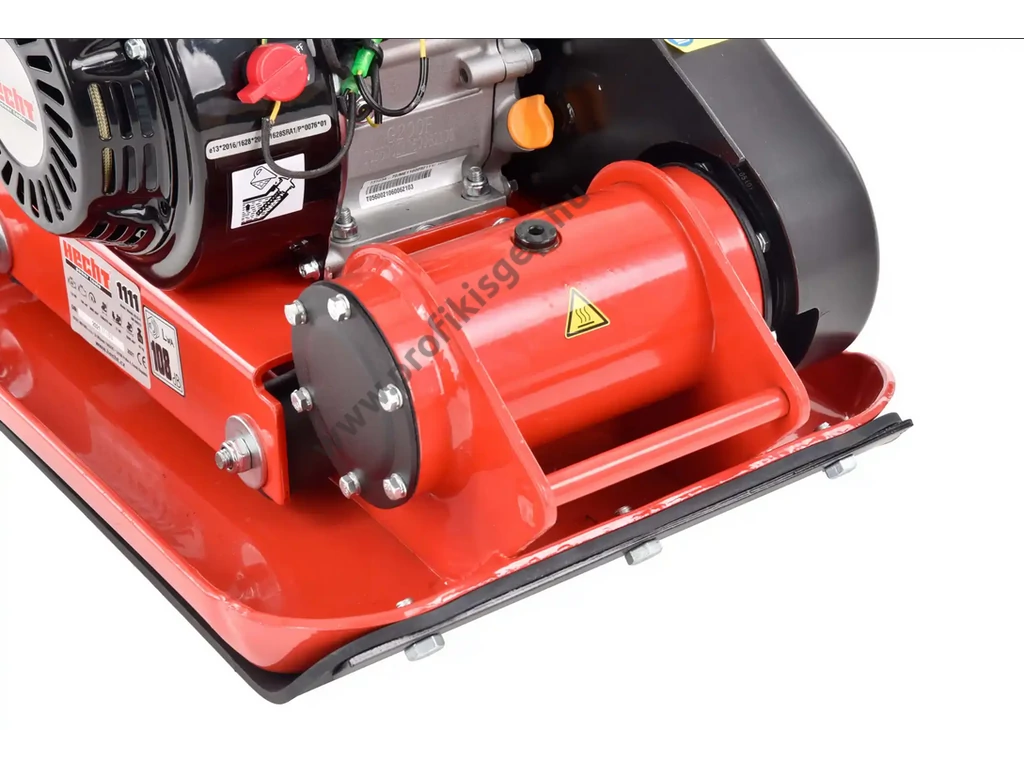 HECHT 1111 lapvibrátor, Motor: Loncin 196cm3, 11kN, 53x37cm, 63kg, szállítókerék, gumilap