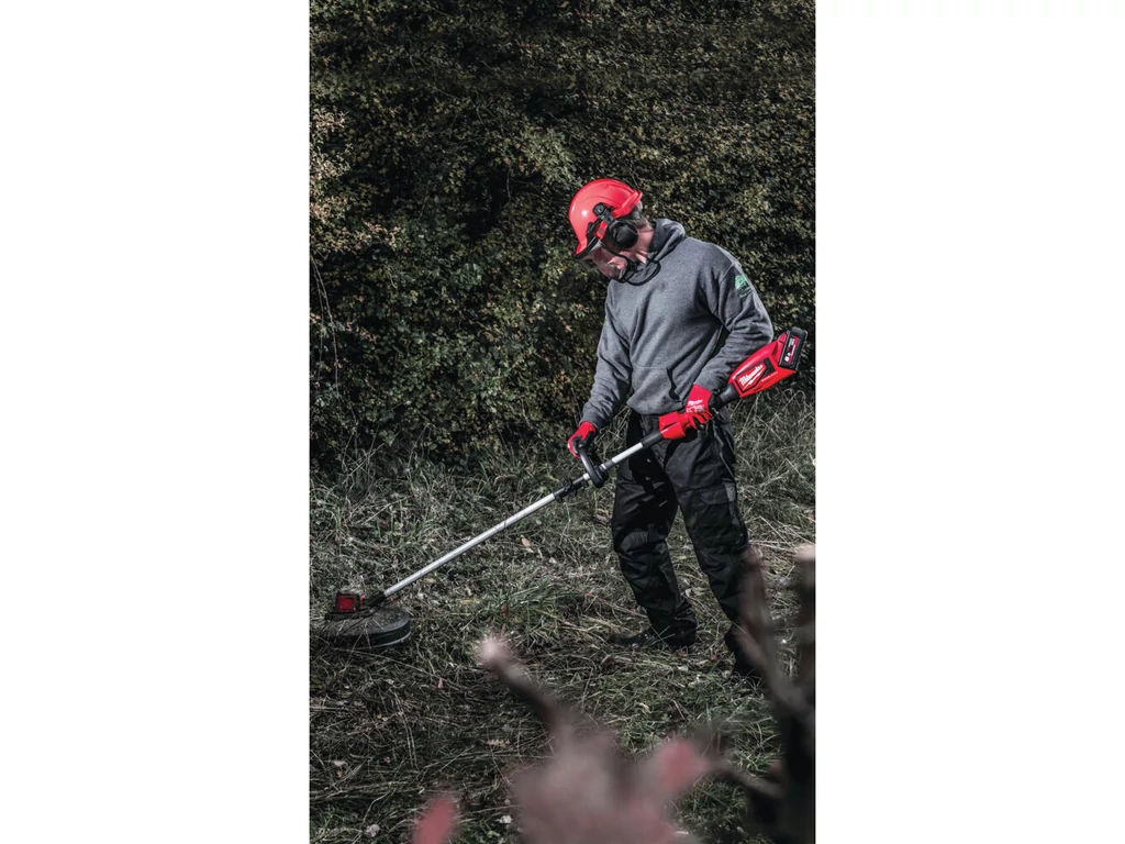 Milwaukee M18BLLT-0  M18™ SZÉNKEFE NÉLKÜLI SZEGÉLYNYÍRÓ, akku és töltő nélkül