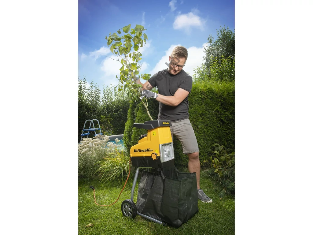 Riwall RES 3044 Elektromos ágaprító, komposztáló, Maróhengeres, 3000W, ágátmérő: 4,4 cm,