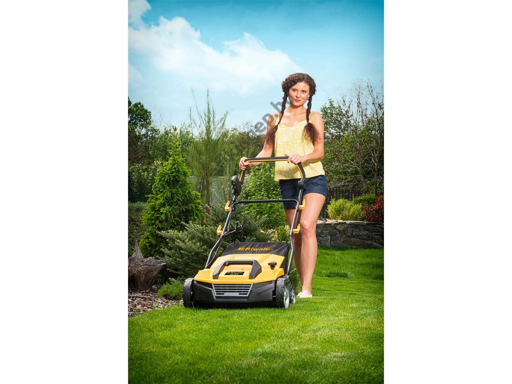 Riwall REV 3816 elektromos gyepszellőztető, gyeplazító, 38cm, 1600W, 16 acél kés, rugós tengely, fűgyűjtő