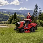 Kép 4/9 - SOLO By AL-KO T13-93.7 HD COMFORT fűgyűjtős fűnyíró traktor, hidrosztatikus meghajtással, 93 cm, Briggs 344 ccm,  - ÖSSZESZERELVE ÉS HASZNÁLATRA KÉSZEN SZÁLLÍTJUK!