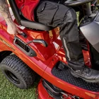 Kép 7/9 - SOLO By AL-KO T13-93.7 HD COMFORT fűgyűjtős fűnyíró traktor, hidrosztatikus meghajtással, 93 cm, Briggs 344 ccm,  - ÖSSZESZERELVE ÉS HASZNÁLATRA KÉSZEN SZÁLLÍTJUK!