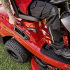Kép 7/9 - SOLO BY AL-KO T18-103.4 HD-A V2 COMFORT fűgyűjtős fűnyíró traktor, hidrosztatikus meghajtással, 103 cm, OHV 586 ccm,  - ÖSSZESZERELVE ÉS HASZNÁLATRA KÉSZEN SZÁLLÍTJUK!