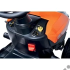 Kép 2/17 - Oleo-Mac OM 99L/12.5KM oldalkidobós fűnyíró traktor, 98 cm, Emak 414 cm3, 5+1 sebesség kézi váltó - ÖSSZESZERELVE ÉS HASZNÁLATRA KÉSZEN SZÁLLÍTJUK!